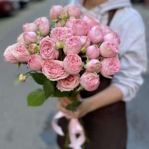 Наш питомник Elitgarden предлагает качественные, вегетирующие саженцы роз на весну 2021 г. Доставка по Украине. Новинки и сорта Премиум класса на любой вкус. Большое разнообразие.Более 500 сортов не оставят Вас равнодушными.